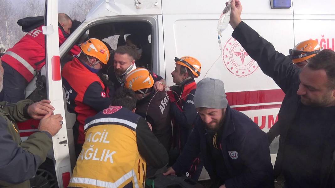 Kaza ihbarına gidiyorlardı, kendileri kazazede oldu 4